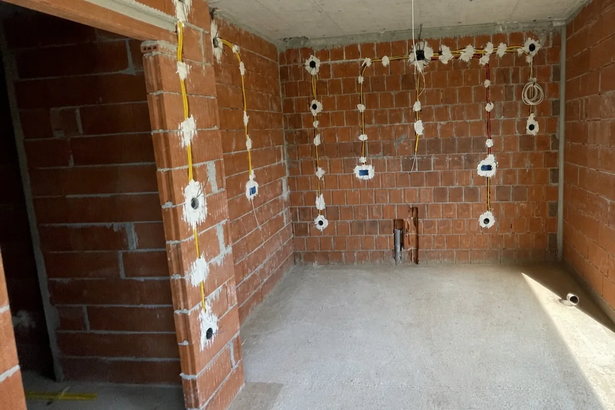Elektro instalacija položena u zidu novogradnje pre malterisanja – uvođenje struje u novi objekat