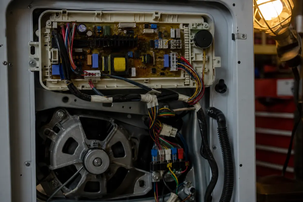Popravka elektronske ploče veš mašine – servis bele tehnike