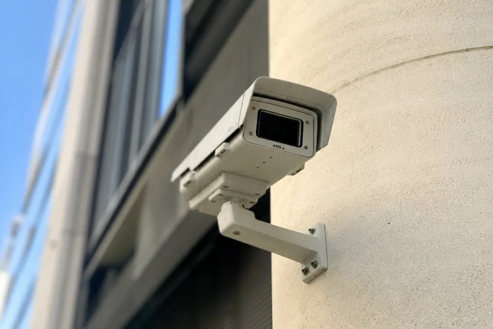 Nadzorna kamera montirana na fasadi zgrade – ugradnja video nadzora
